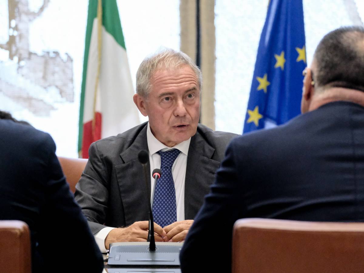 "Così sarà la nuova politica industriale". Il ministro Urso presenta il libro Verde