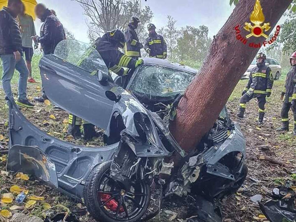 Perde il controllo della Porsche e si schianta contro l