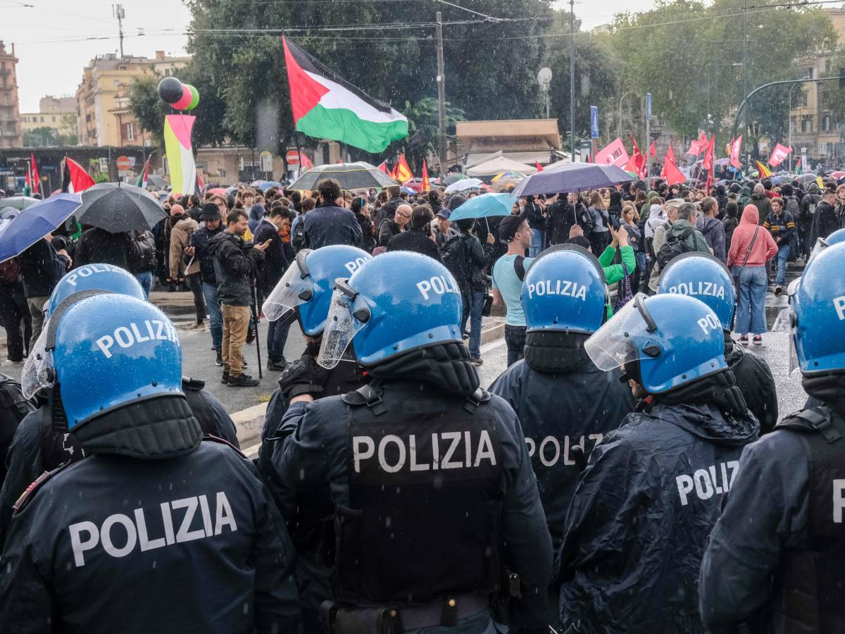 Roma, i pro Pal in piazza. Controllate 1.600 persone. Bandiere di Hezbollah e incappucciati