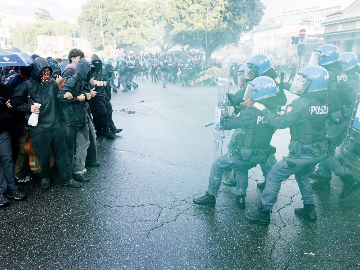 Martelli, spray urticanti, bombe carta. "In piazza i 