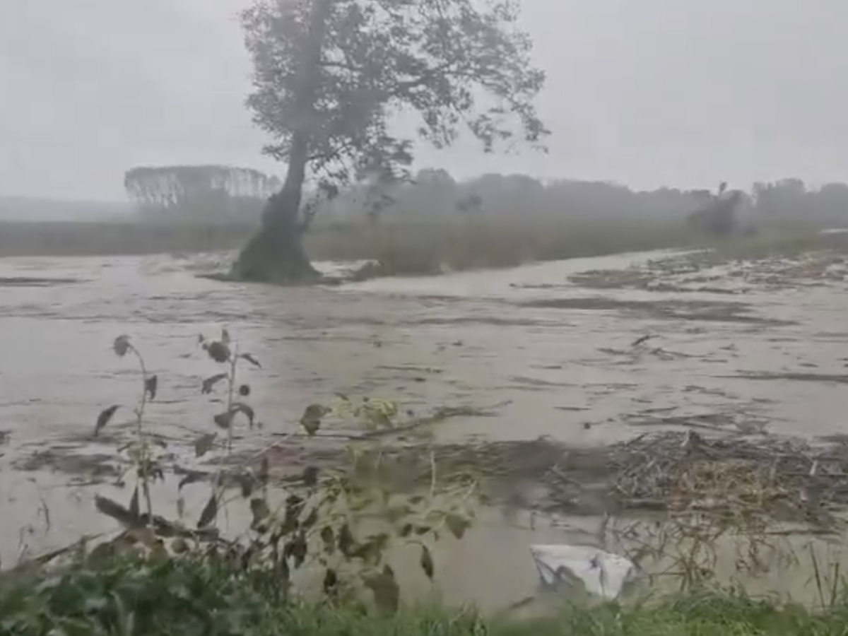 Maltempo, frane e allagamenti in Liguria: a Milano esonda il Lambro