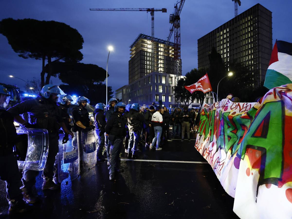 Corteo pro Palestina, ferito un giornalista dal lancio di una bottiglia