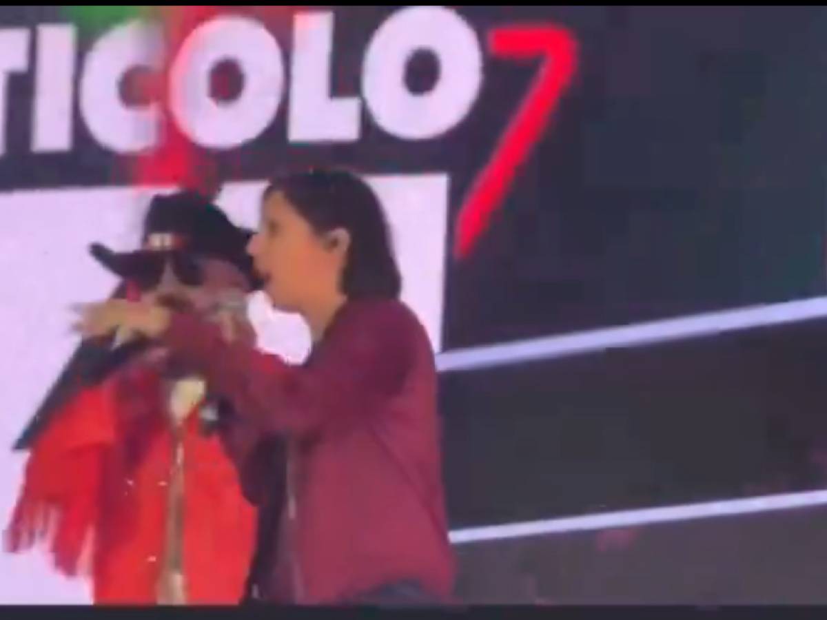 Elly Schlein sul palco con J Ax: il rap del segretario del Pd