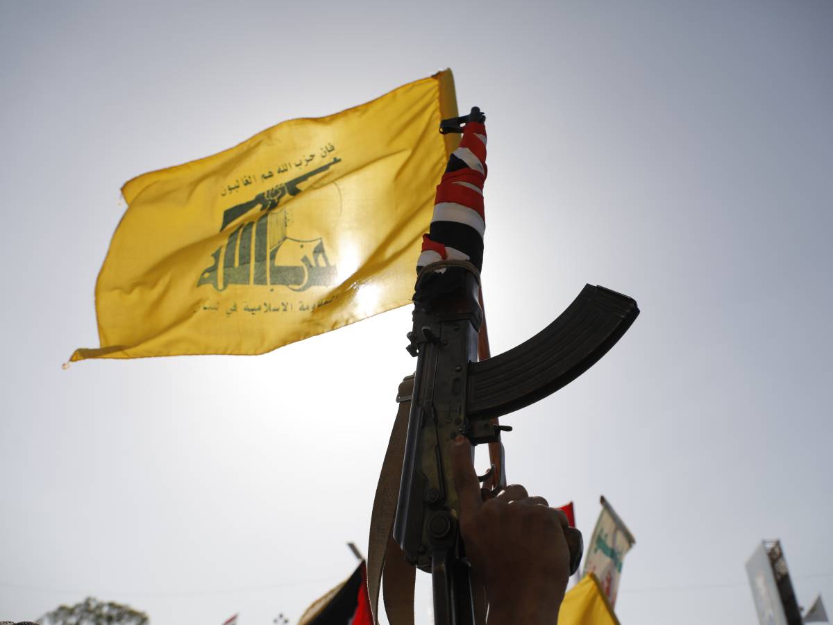 sfila con la bandiera di hezbollah al corteo del 25 aprile indagata per terrorismo da Ilgiornale.it sfila con la bandiera di hezbollah al corteo del 25 aprile indagata per terrorismo