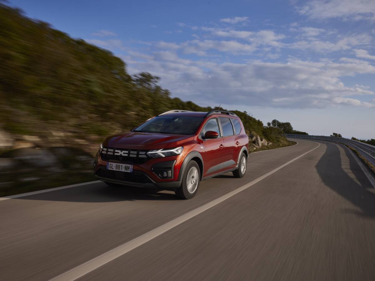 Dacia Jogger Hybrid 140: guarda la gallery del crossover ibrido multispazio 9