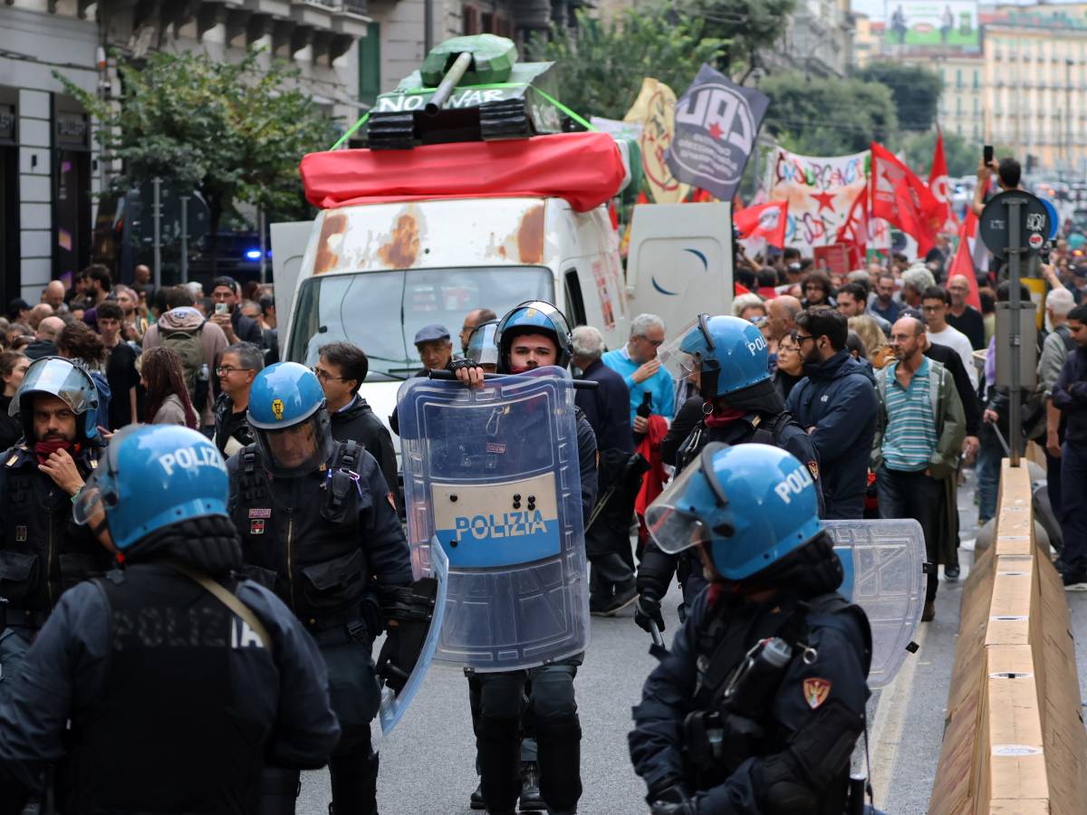 Scontri con la polizia e sede di FdI vandalizzata: furia dei centri sociali a Napoli