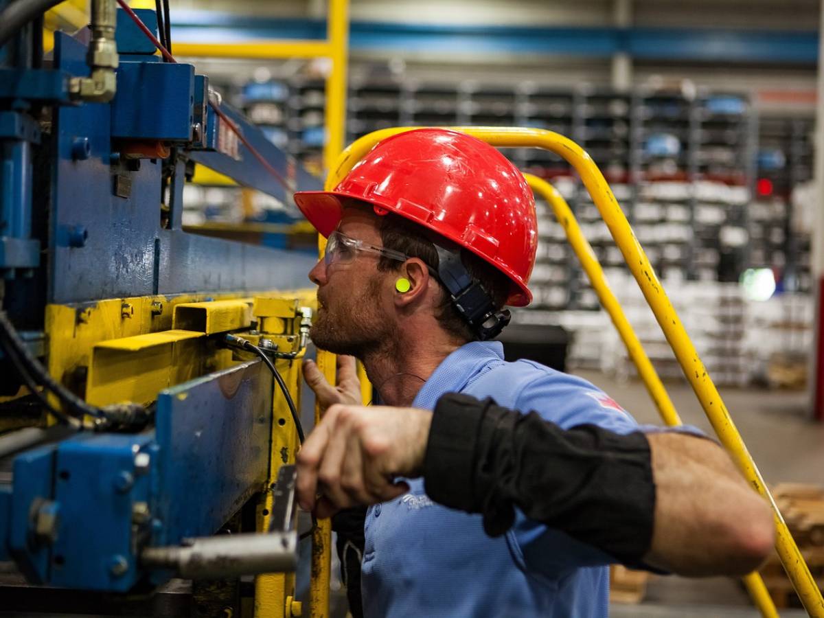 Produzione industriale ancora in frenata: giù l