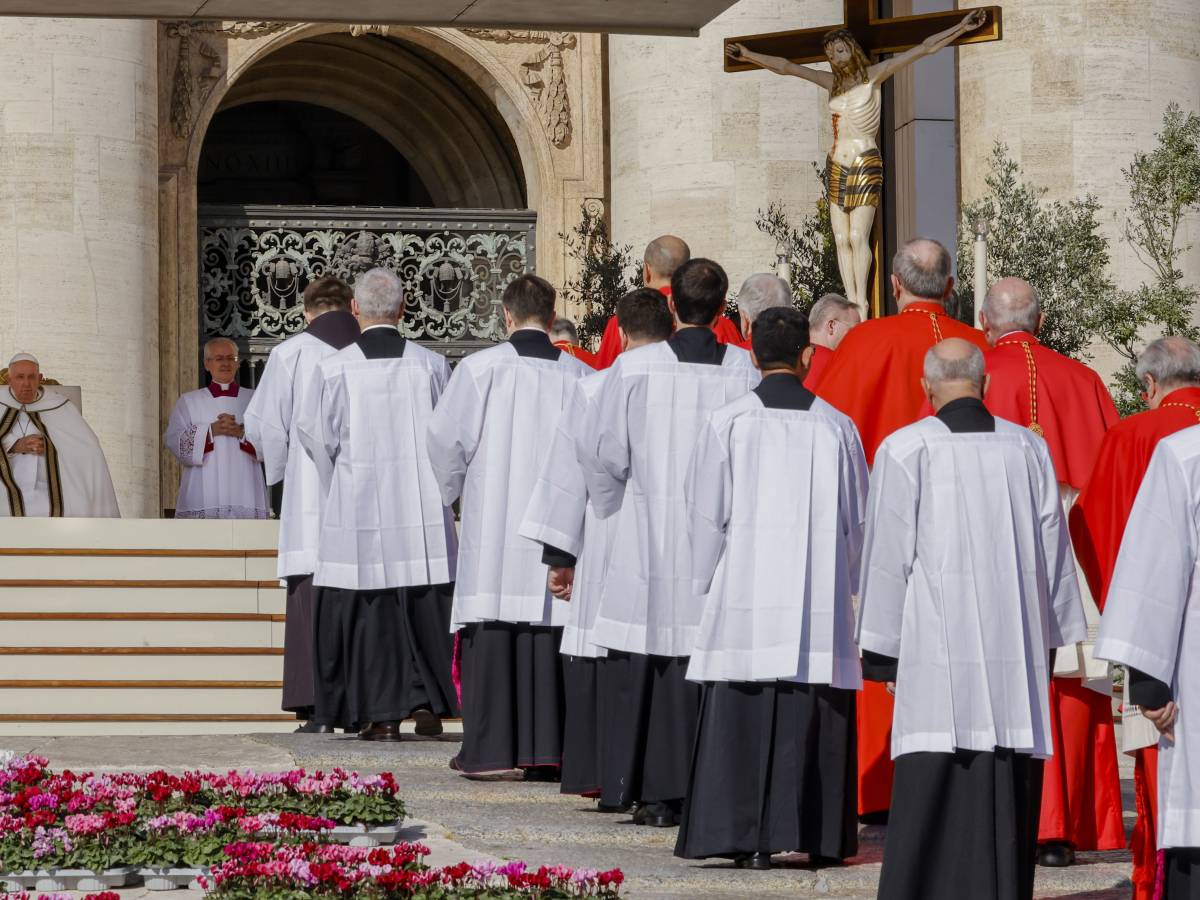 Italiani, giovani e diplomatici: ecco come Francesco "si prende" la Chiesa di domani