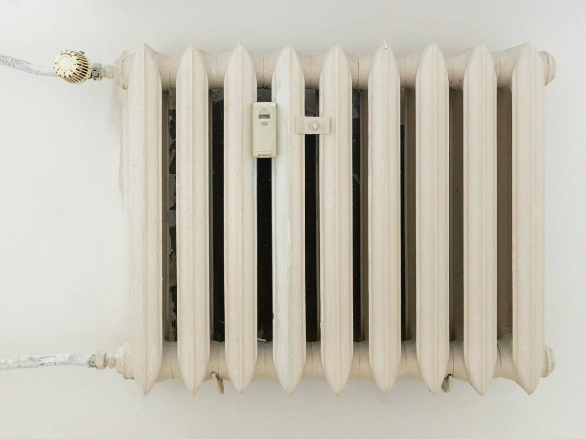 Termosifoni caldi per metà, perché può accadere e come si risolve il problema a seconda dei casi