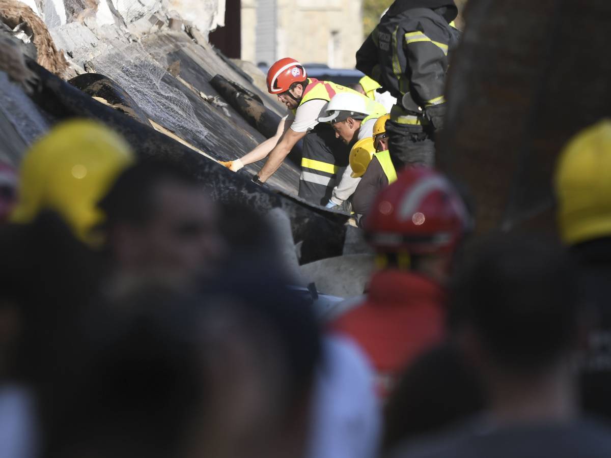 La tettoia della stazione crolla e uccide otto persone. Tragedia a Novi Sad