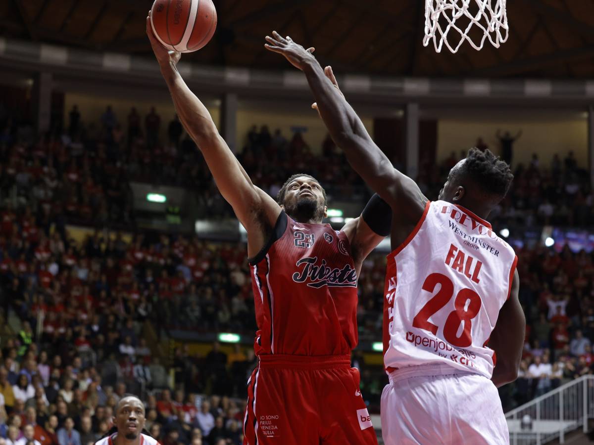 Basket, scontri dopo la partita Trieste Varese: arrestati 6 ultras