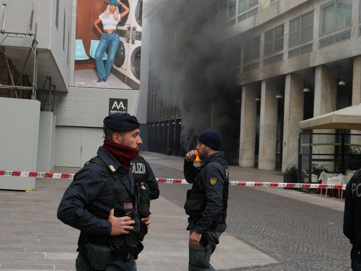 Milano, incendio nelle cantine dietro il Duomo: la colonna di fumo avvolge le guglie