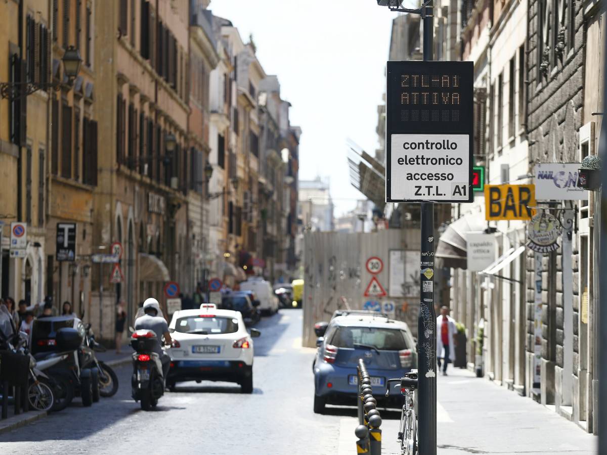 Domenica ecologica a Roma: stop alle auto in strada. Cittadini furibondi con Gualtieri