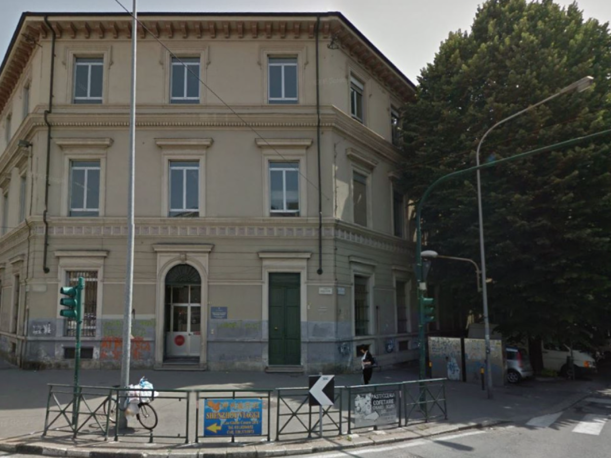 La scuola multiculturale di Torino e lo sfregio dei crocifissi fatti a pezzi