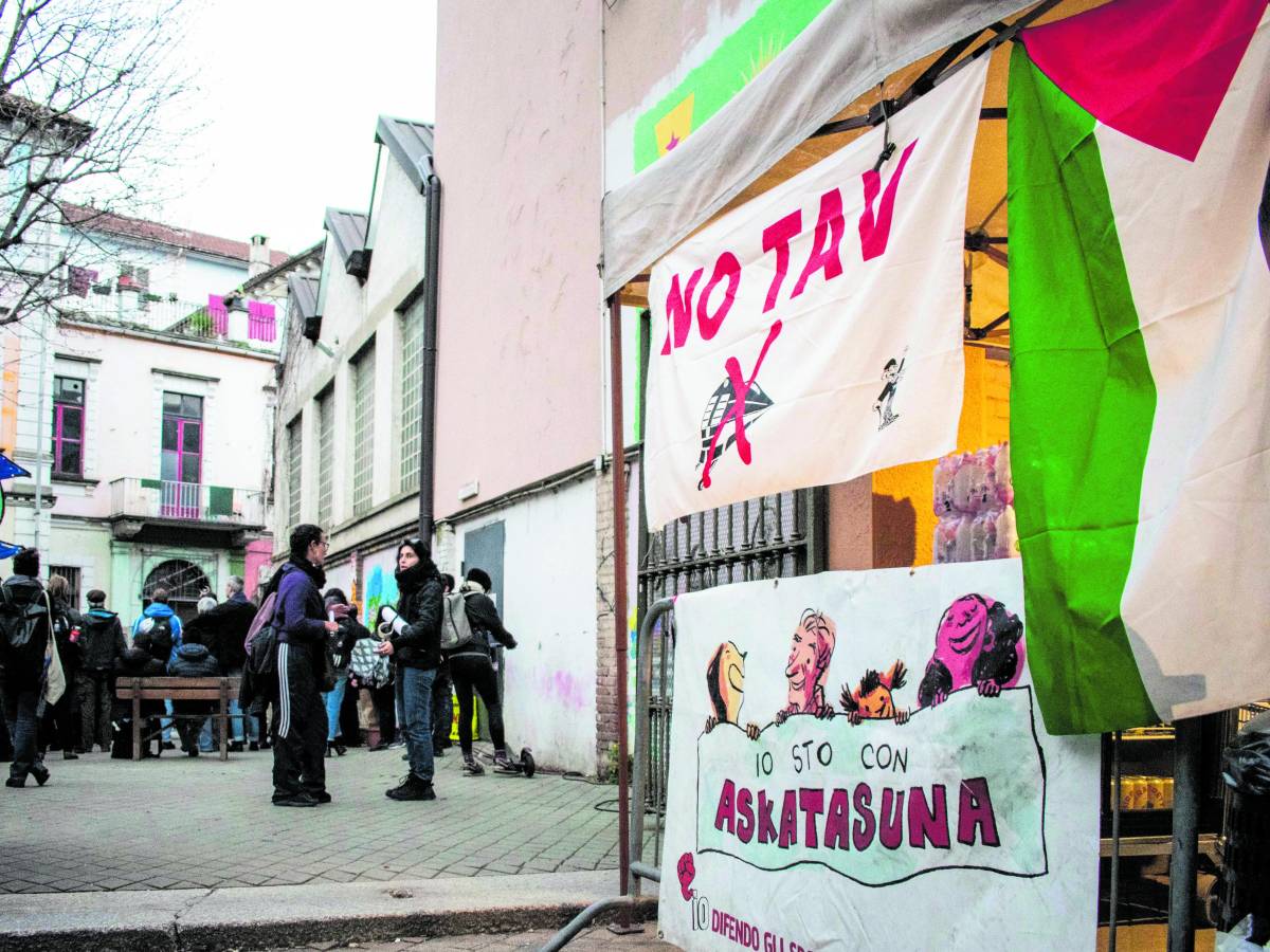 torino perquisizioni al centro sociale askatasuna