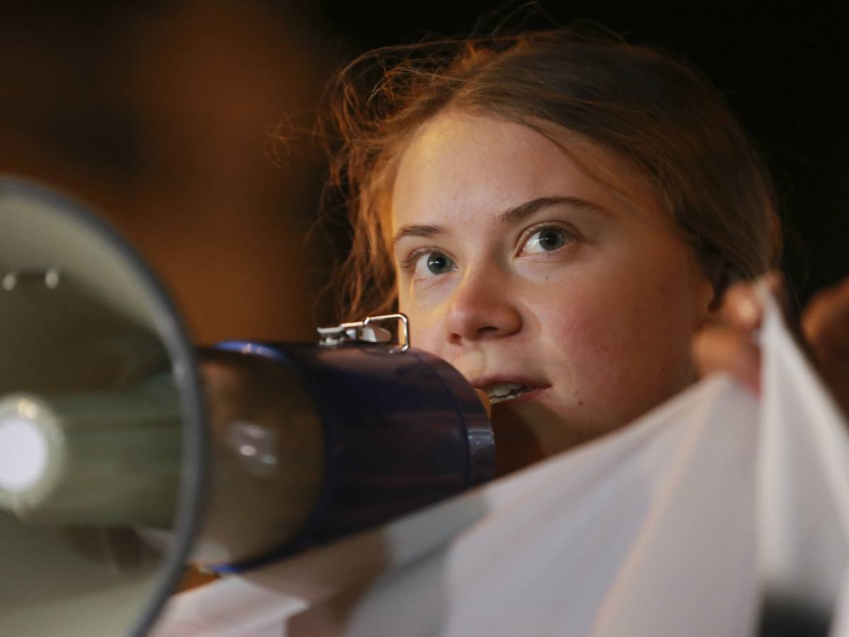 Greta Thunberg manifesta con i pro Pal e viene arrestata: la polizia interviene con manganelli e lacrimogeni