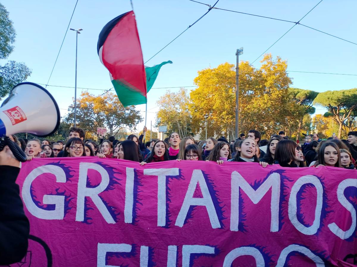 Al corteo femminista blitz contro gli agenti