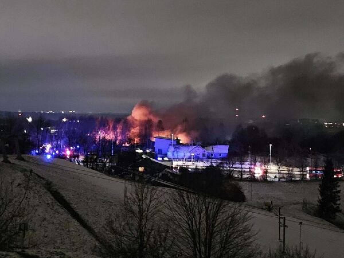 Aereo cargo si schianta contro un palazzo vicino allo scalo Vilnius: un morto e due feriti