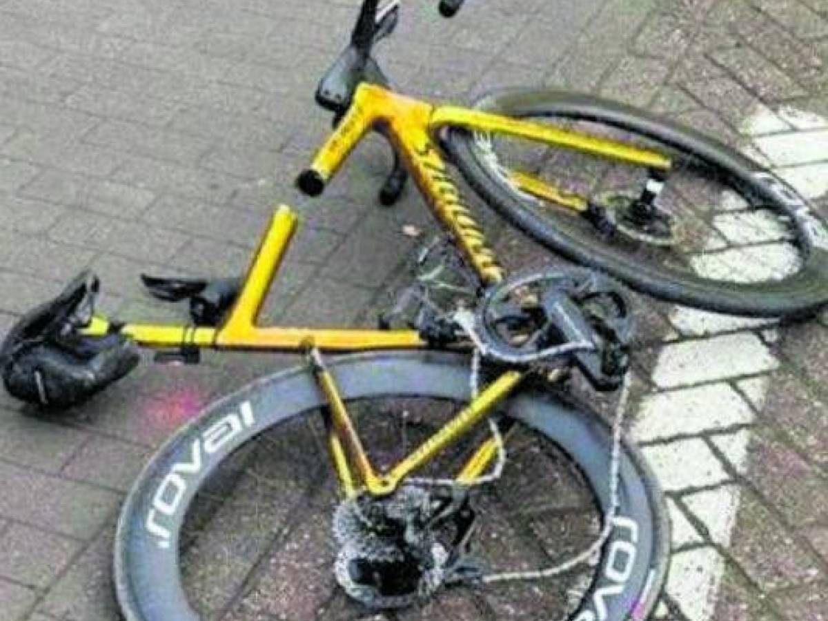 La portiera di un furgone mette ko Evenepoel: fratture a scapola e mano