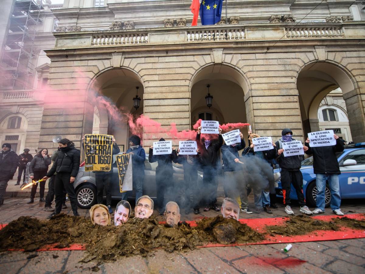 Il blitz dei centri sociali alla Scala, la protesta col letame e le foto di Meloni e Netanyahu