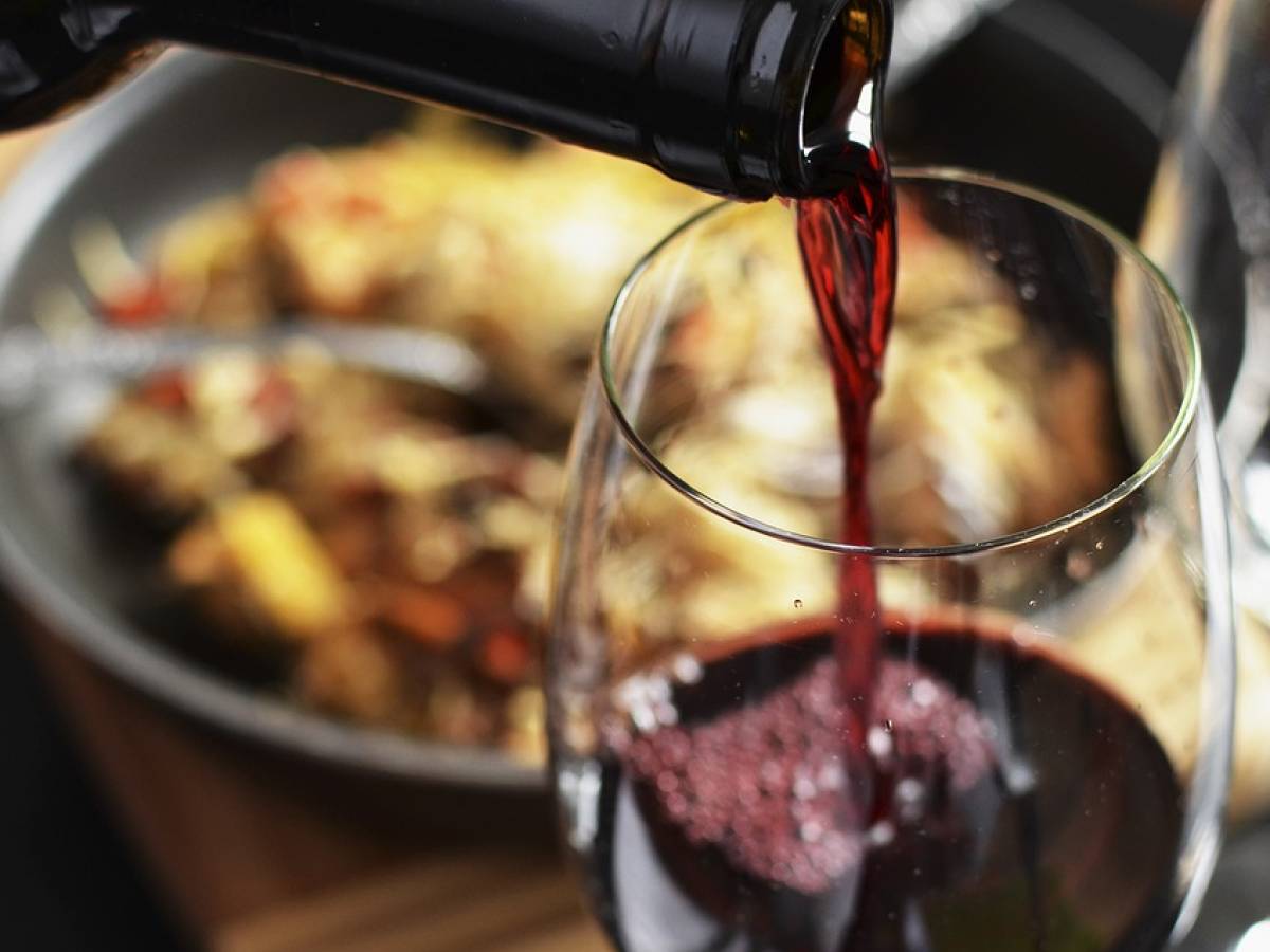 Bere 35 bicchieri di vino al mese fa bene al cuore, infarti ridotti del 50%: lo studio