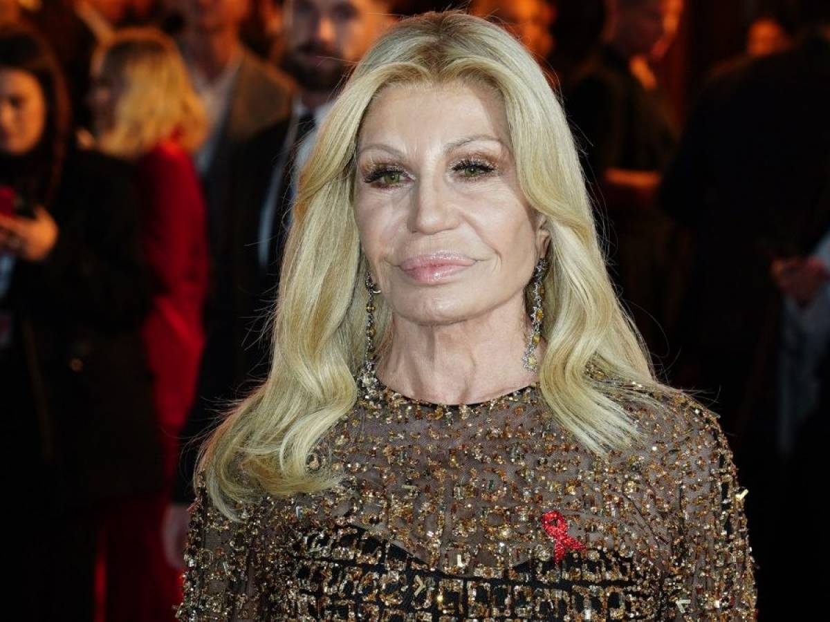 Donatella Versace lascia la direzione creativa del brand. Al suo posto arriva Dario Vitale da Miu Miu