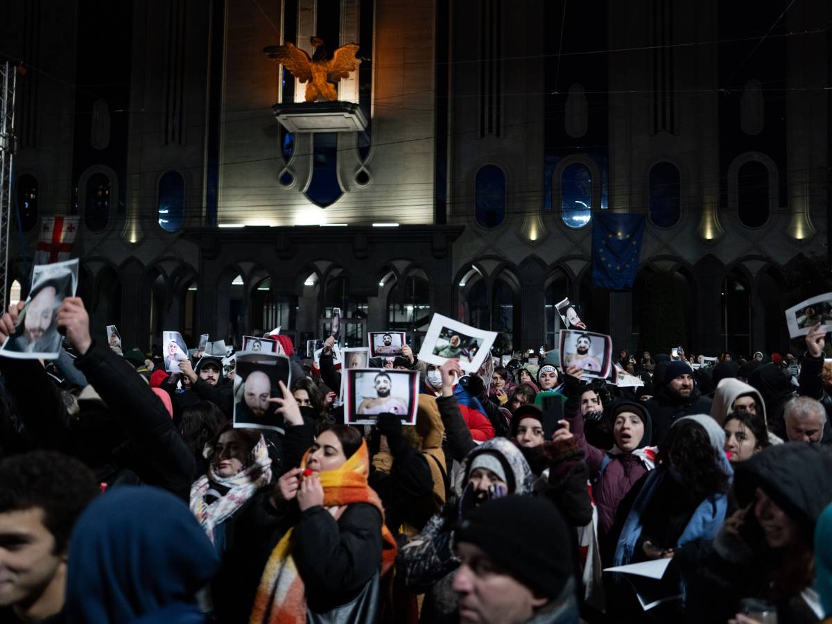 Georgia: tensione tra i filorussi e la presidente uscente. Scontri in piazza