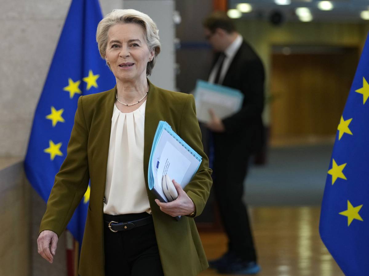 La grave polmonite e poi il ricovero: Von der Leyen e quel silenzio sulla sua salute