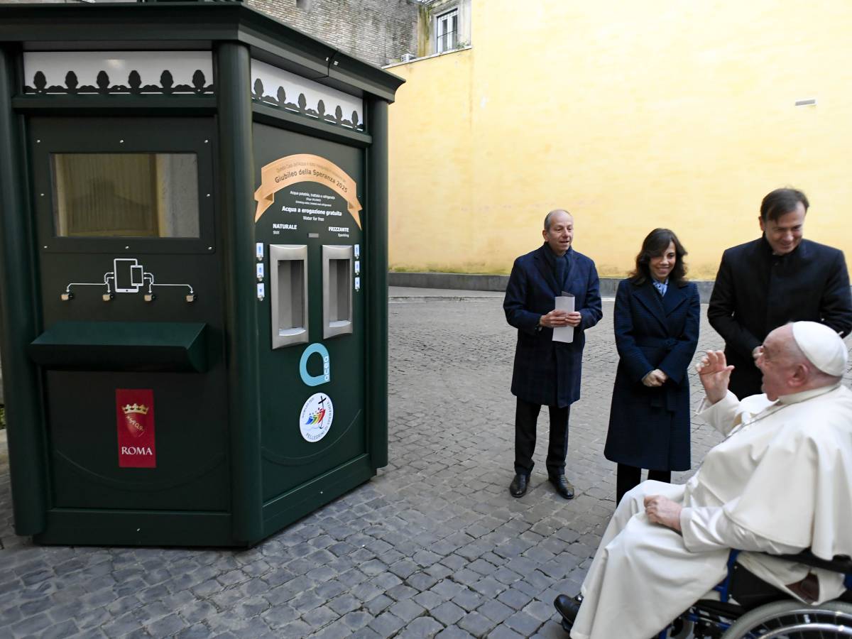 Papa Francesco benedice della Casa dell