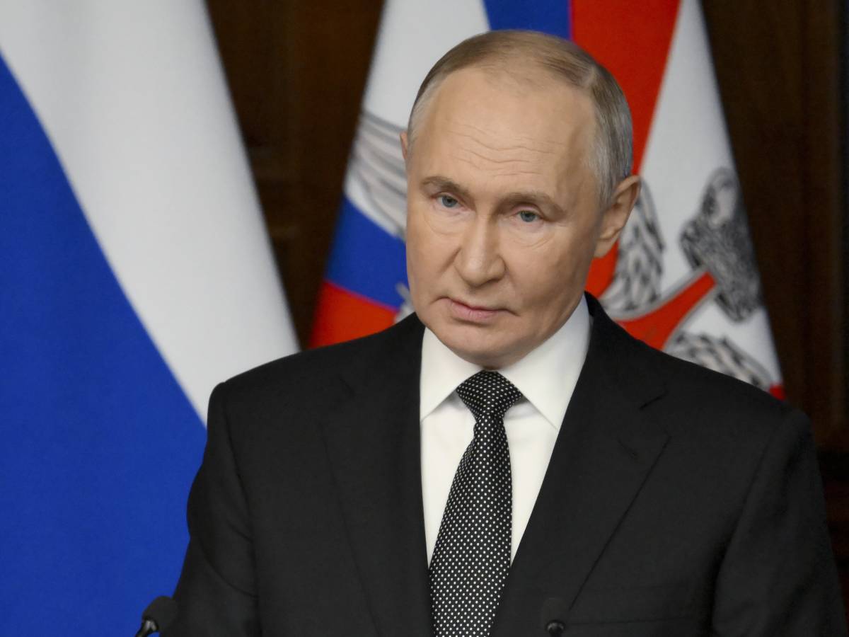 Putin: "Pronti a trattare con Zelensky se sarà rieletto. Berlusconi? Prenderei un tè con lui"