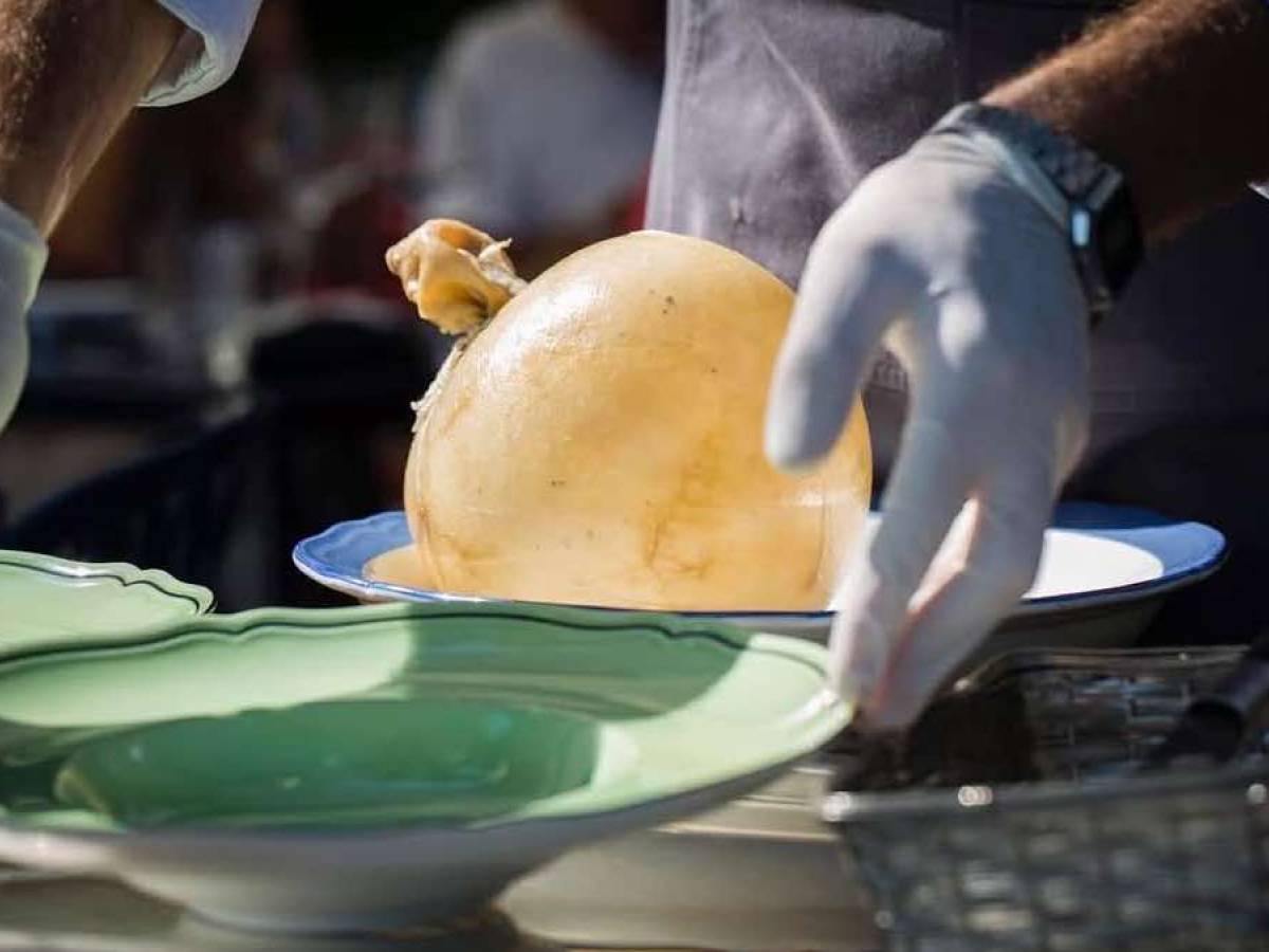 Lido 84, la preparazione della Cacio e pepe in vescica