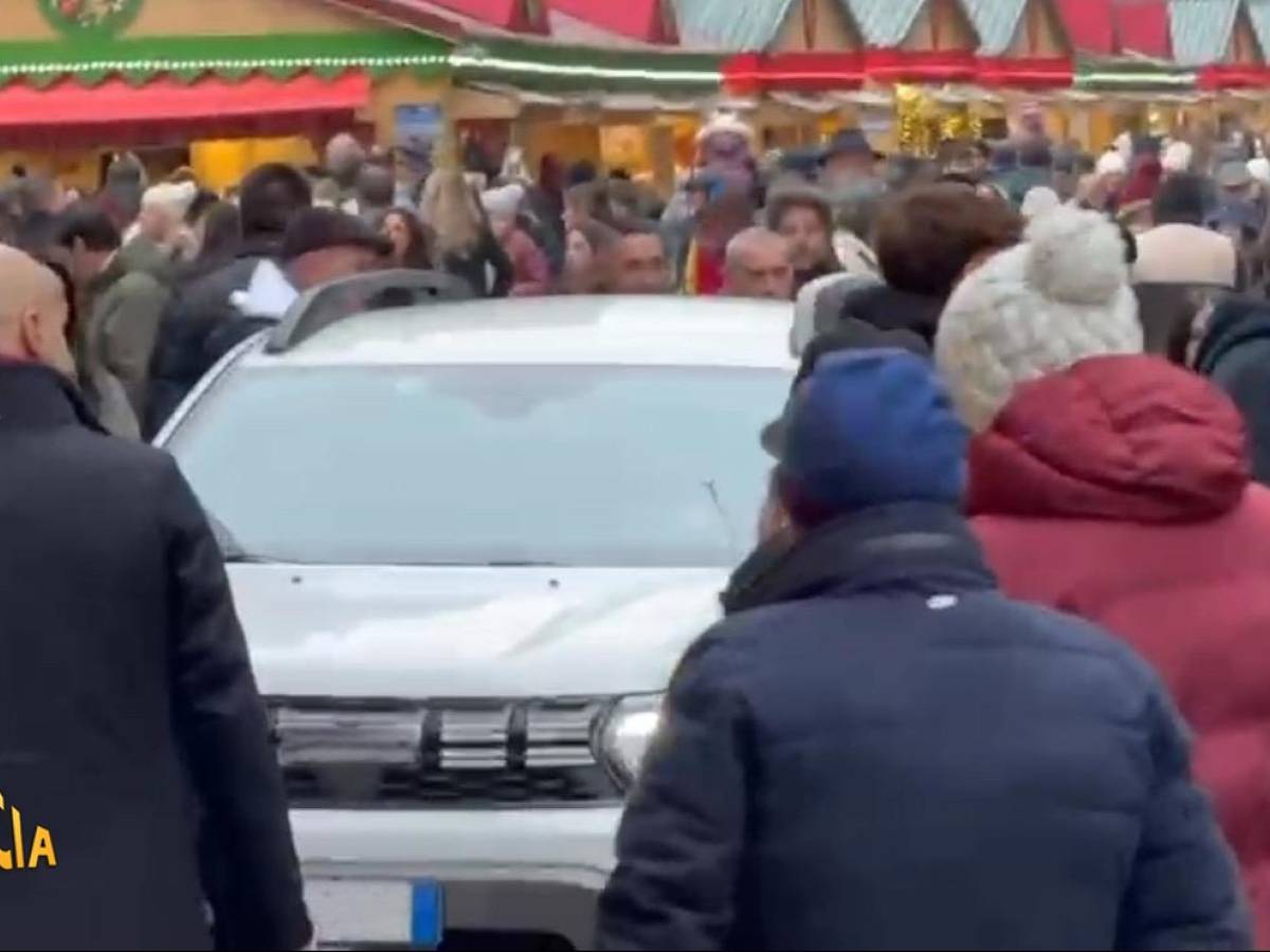 Milano, Valerio Staffelli entra in auto in piazza del Duomo