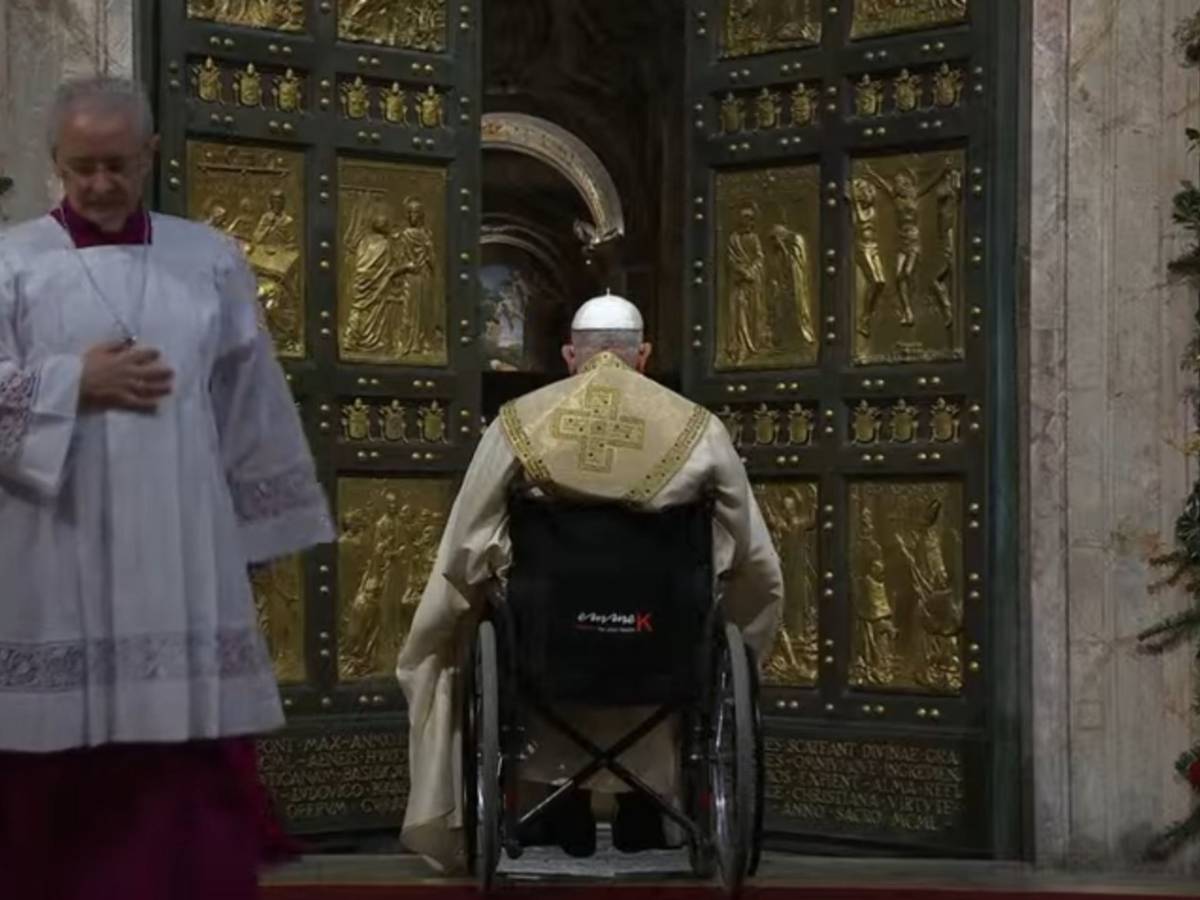 Papa Francesco apre la Porta Santa: è iniziato l