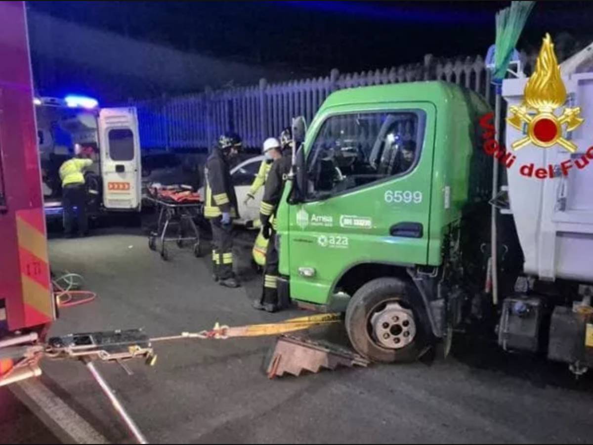 Incidente sul lavoro a Milano, operaio Amsa muore schiacciato tra due mezzi