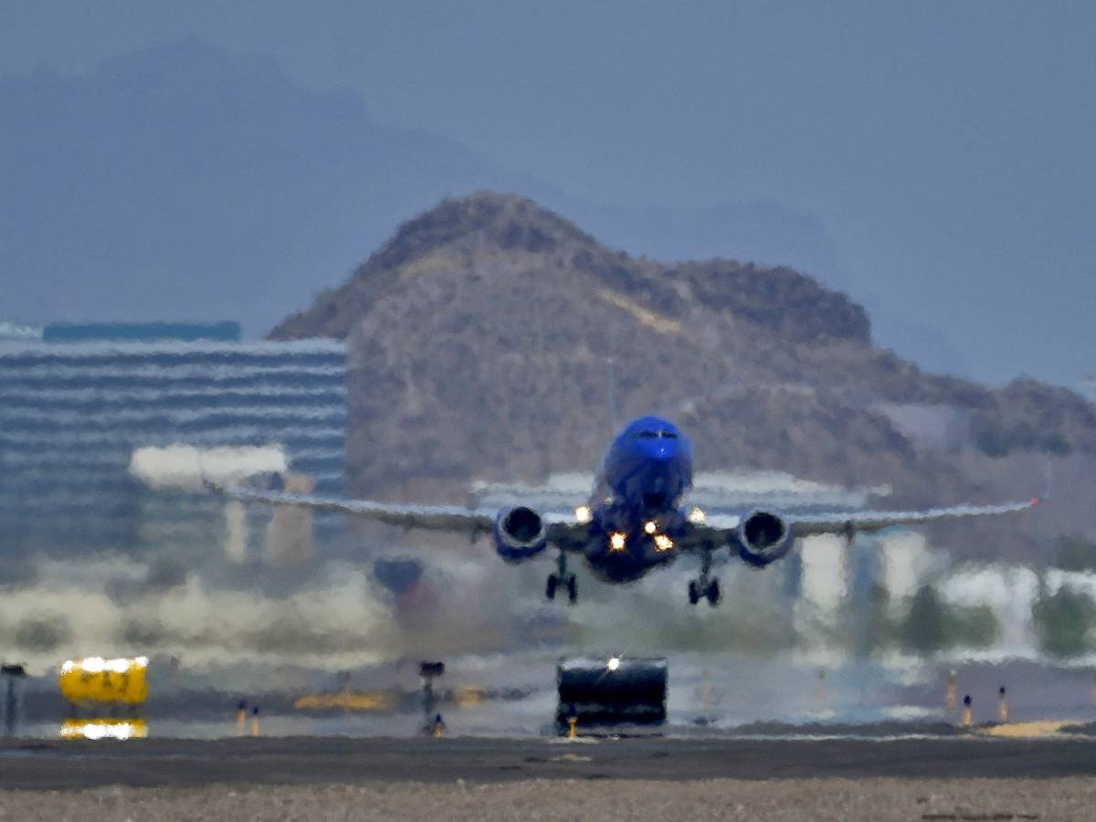 Sparatoria di Natale in aeroporto: tre persone ferite a Phoenix. Una donna in pericolo di vita