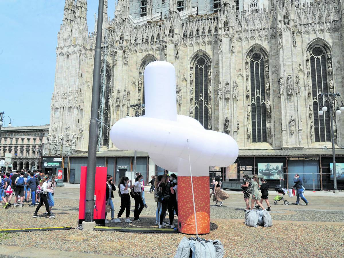 Divieto di fumo, 6 multe per una "bionda" al parco