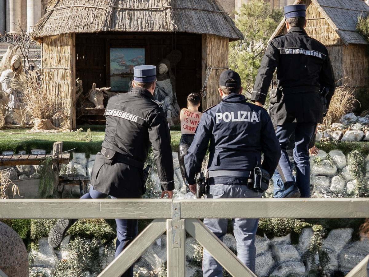 San Pietro, arrestata attivista Femen che tenta di rubare il Bambinello