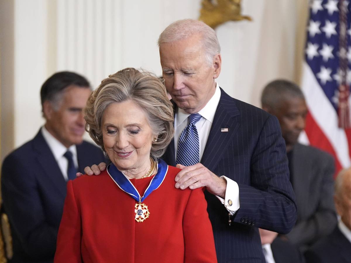 La mossa "anti Maga" di Biden: medaglie a Soros, Hillary Clinton e Bono Vox