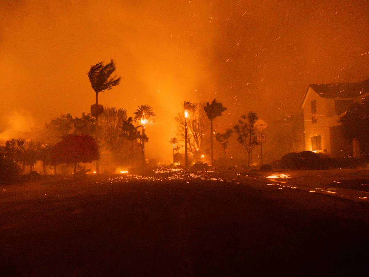 Le fiamme soffocano Los Angeles: 80mila in fuga e pompieri inermi