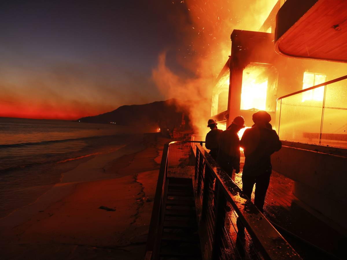 Inferno a Los Angeles, almeno 5 morti: "Gli incendi più devastanti della storia"