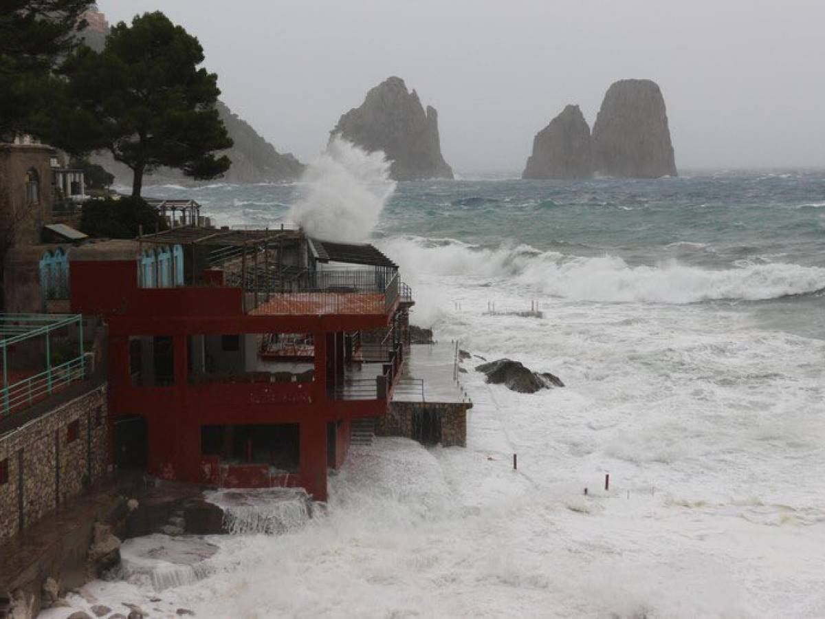 Maltempo in Campania: allagamenti e forte vento, isolata Capri. Prorogata l