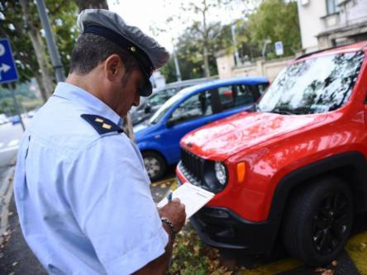 Il clamoroso errore del vigile: raffica di multe ed auto rimosse. Cos