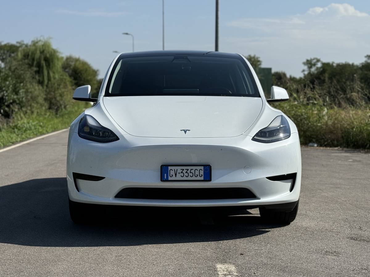 Tesla Model Y Long Range RWD: guarda la gallery del SUV elettrico super efficiente 19