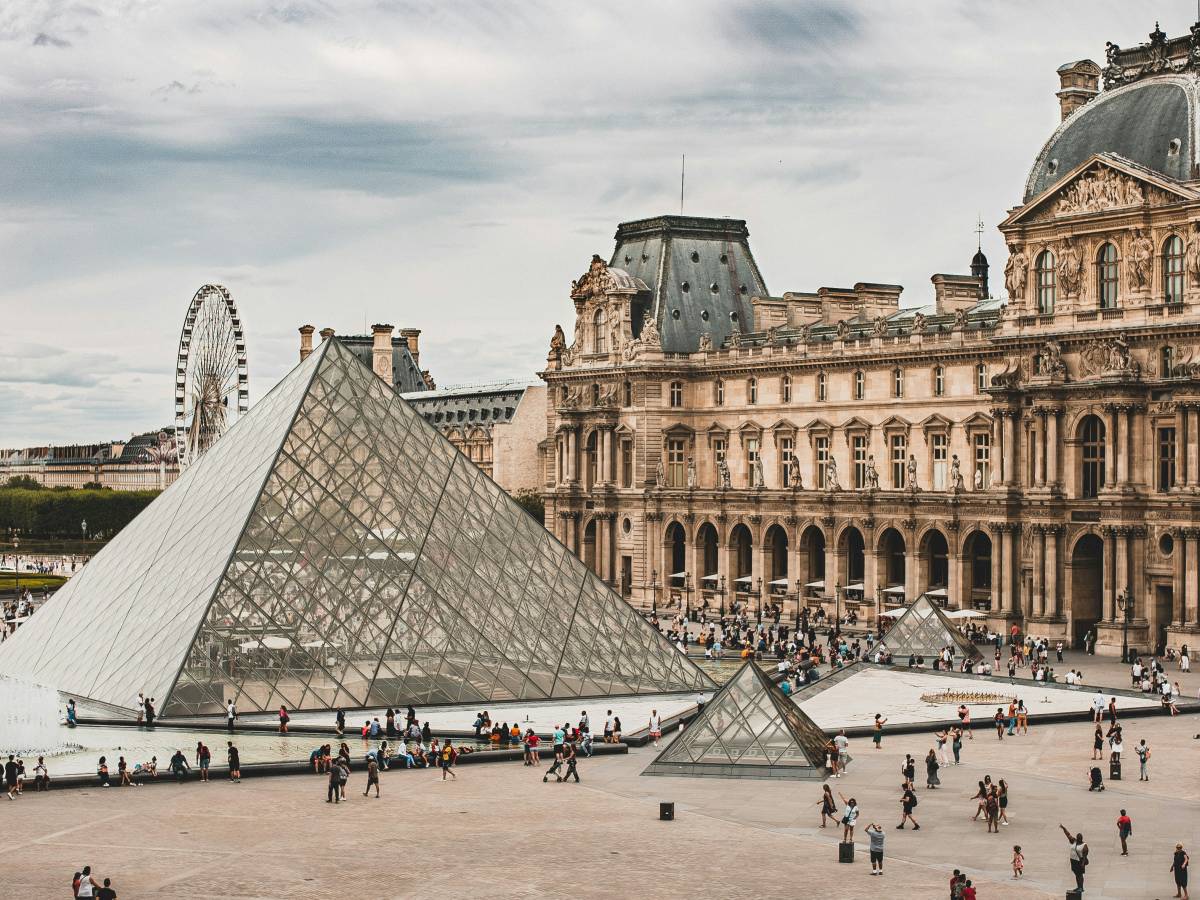 Rapina al Louvre, chiuso il museo. "Rubati gioielli della collezione di Napoleone"