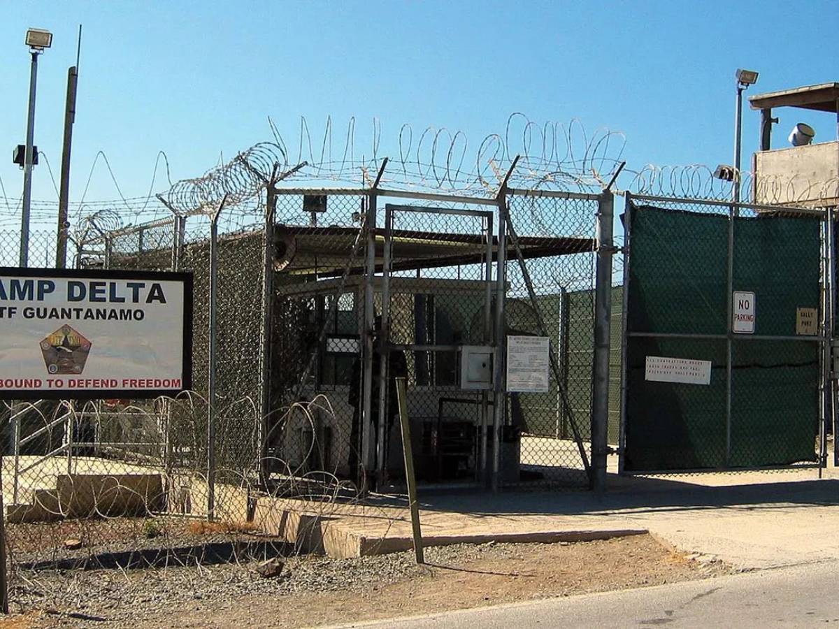 Trump riapre Guantanamo: "Lì i migranti criminali". E attacca la Fed