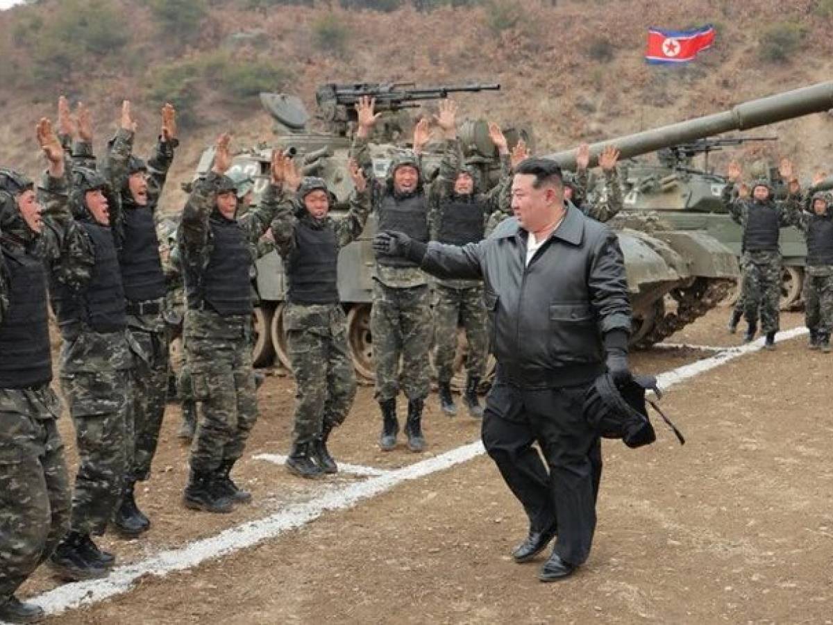 Guardie di frontiera e ragazzini armati: ecco le 60 formazioni militari di Kim Guardie di frontiera e ragazzini armati: ecco le 60 formazioni militari di Kim