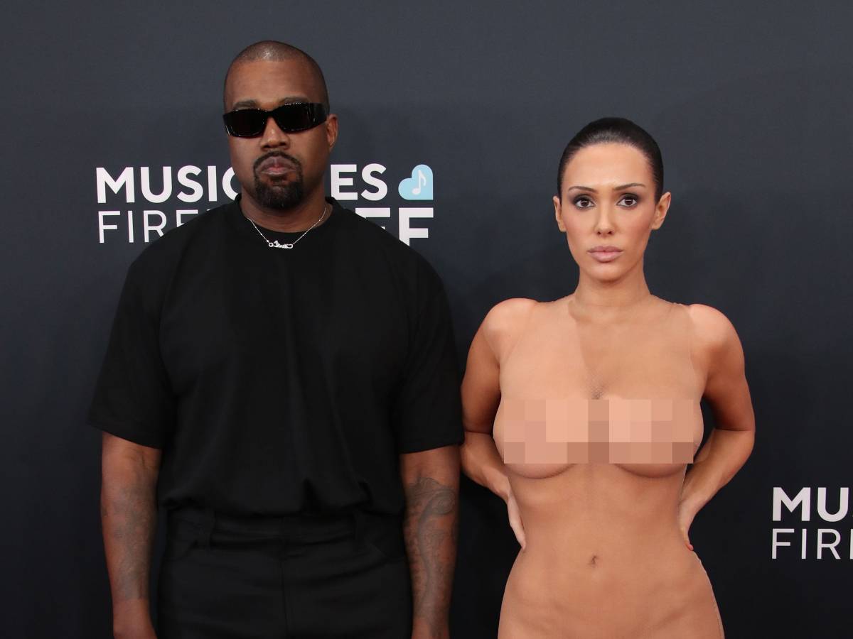 Lo scandalo ai Grammy: Bianca Censori sfila completamente nuda   GALLERY