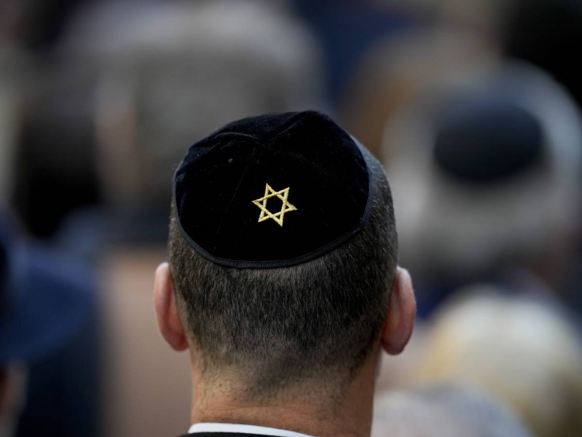 Schiaffi al minore con la kippah, poi la bottiglia contro una donna. L