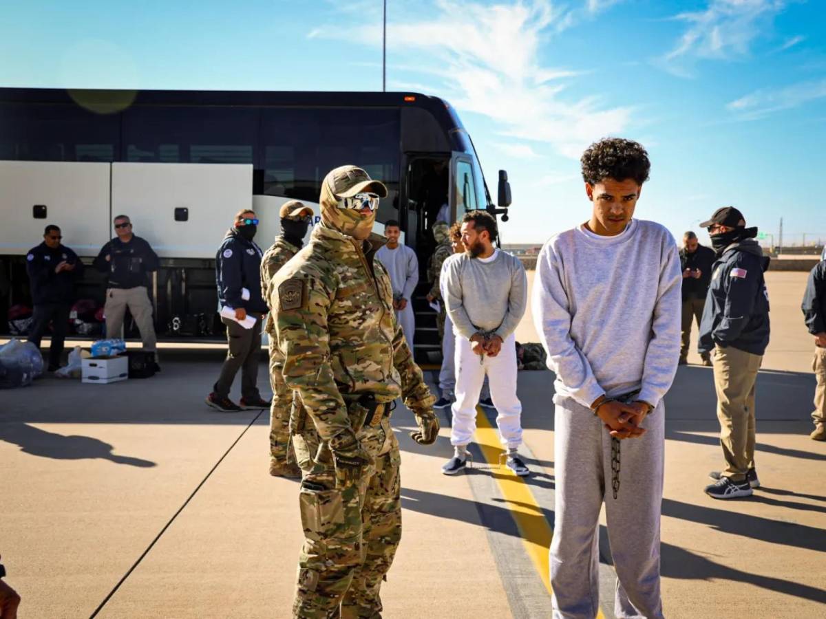 Usa, trasferiti i primi migranti a Guantanamo: prosegue il piano di Trump