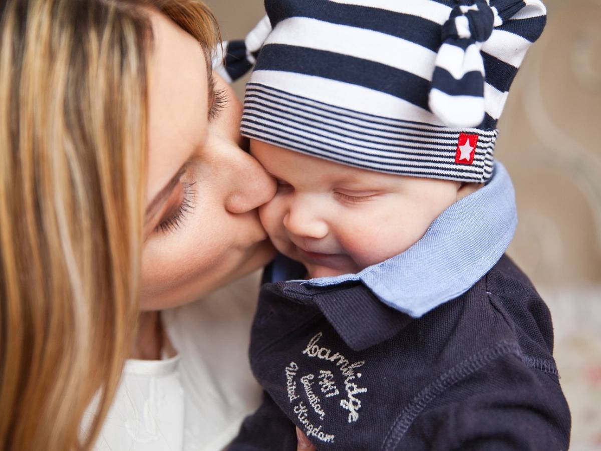 "Attenti a questi rossetti". Così un bacio di mamma ha ustionato la guancia della bimba